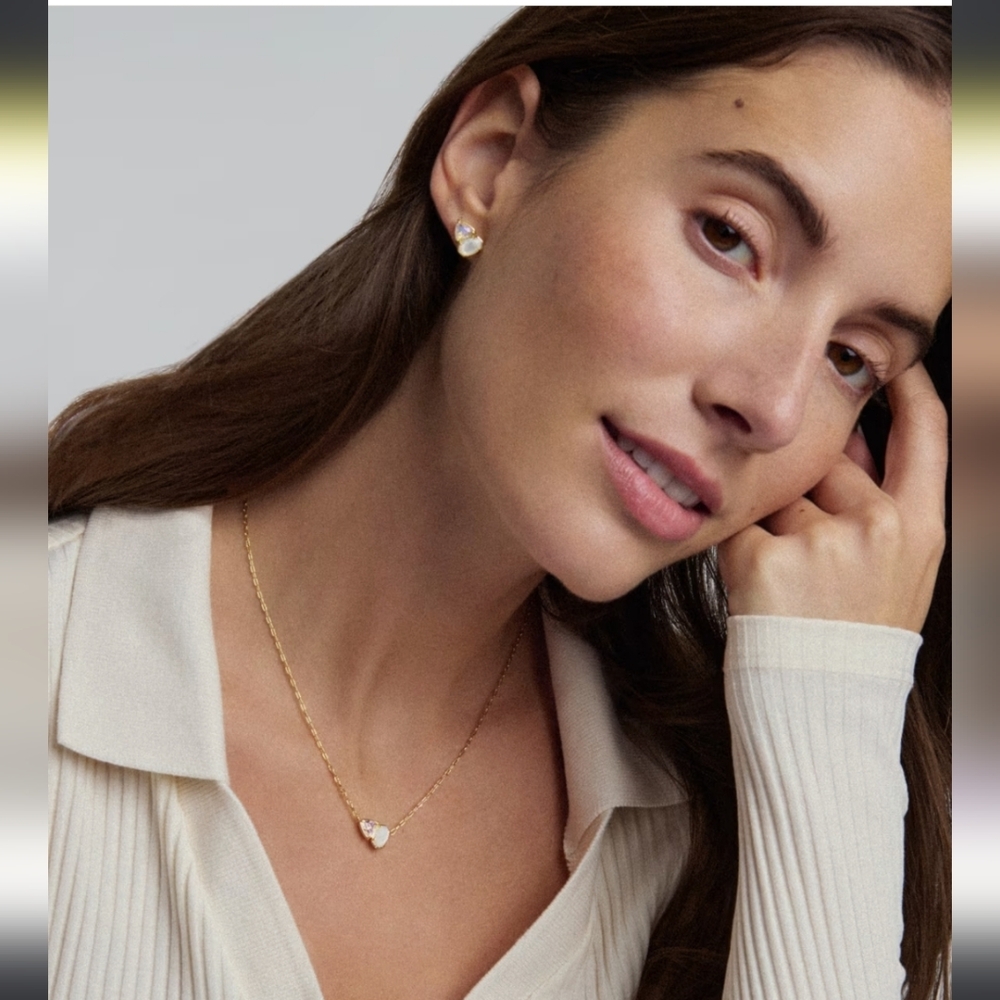 Kendra Scott Tatum Short Pendant Necklace | Gold - Picture 2 of 5